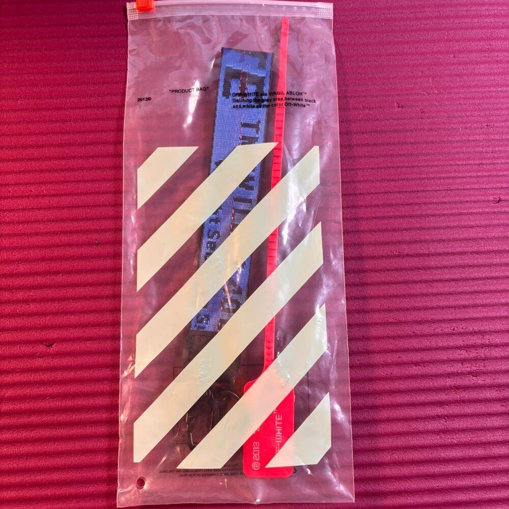 🫐 Blue | Off-White | Keychain - Picture 4 of 5